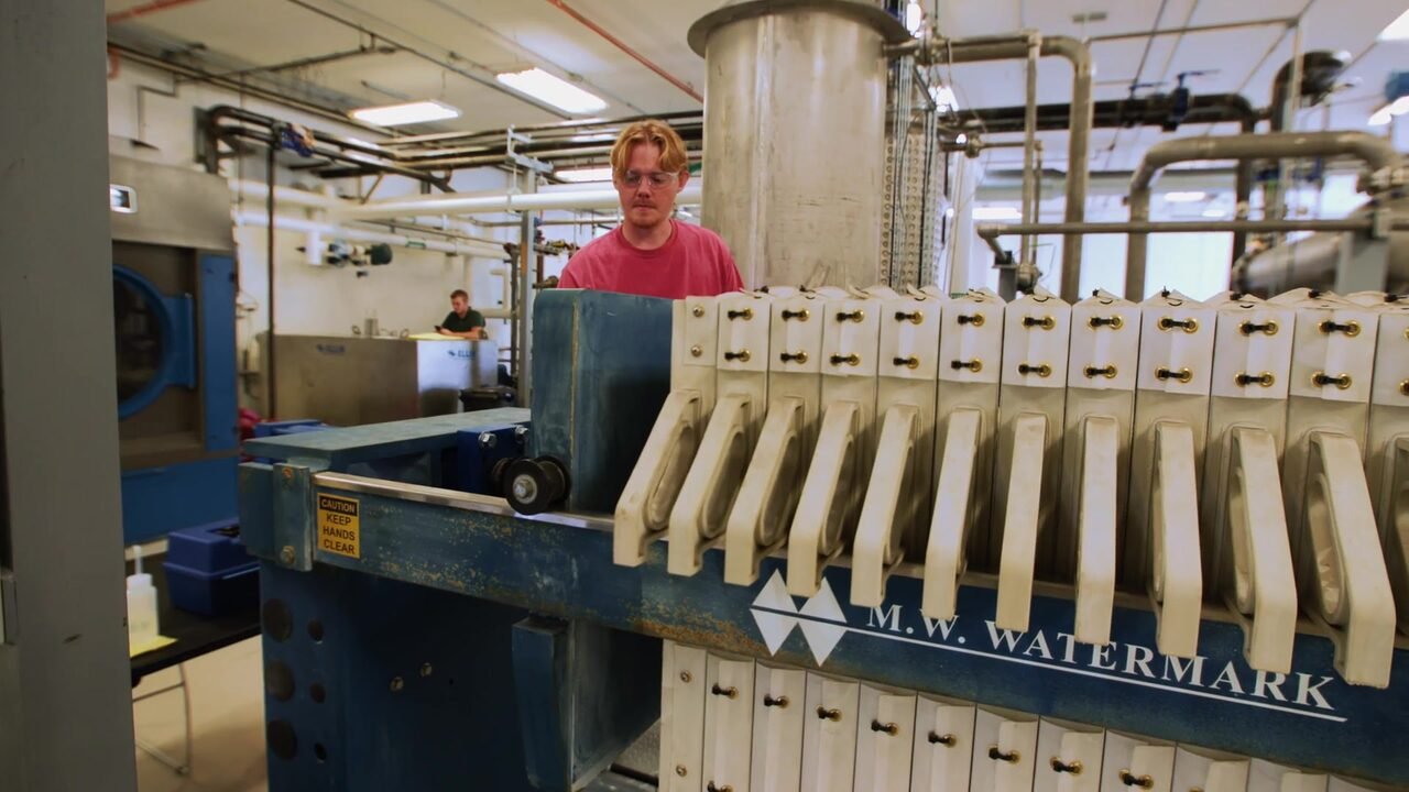 Process equipment separating blended textiles